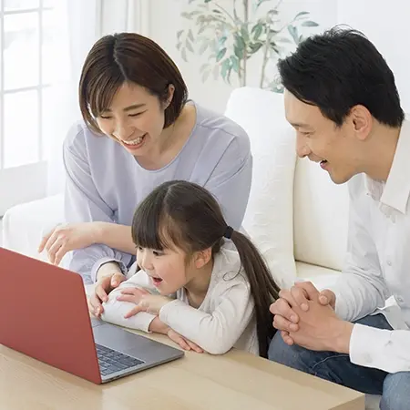 Familie vor dem Laptop